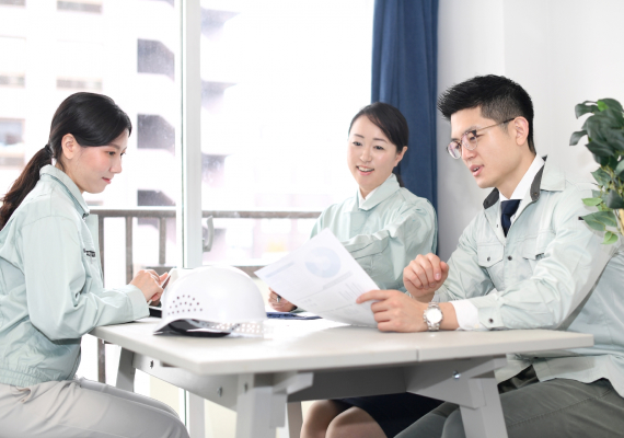 3人の従業員が会議をしている